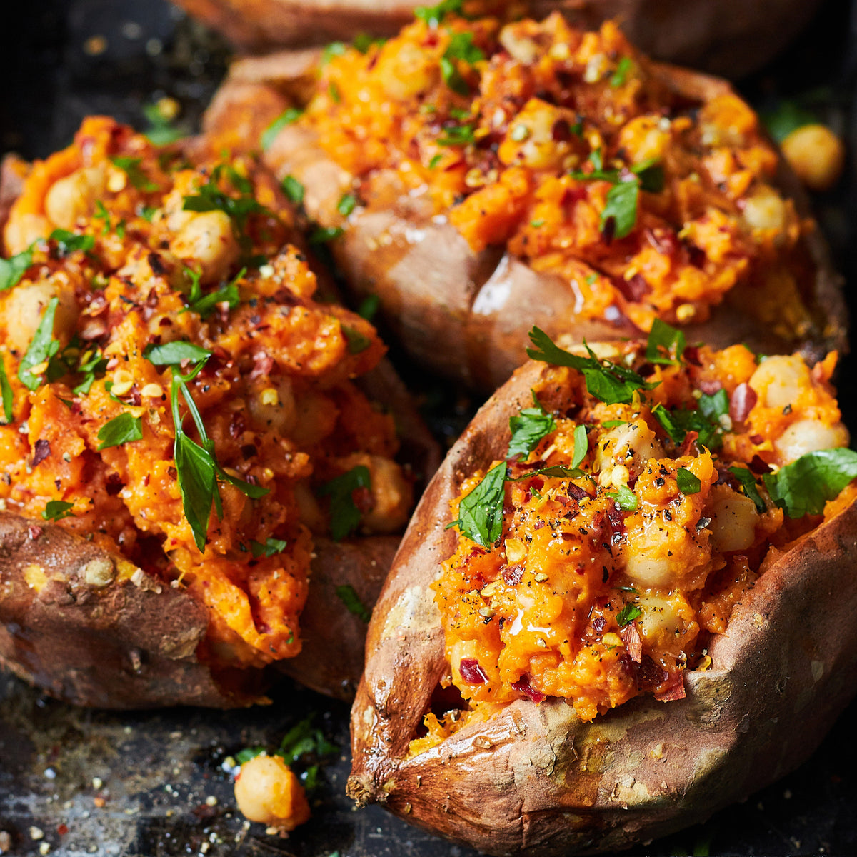 Batata Doce Recheada com Harissa de Grão c/  Legumes Salteados