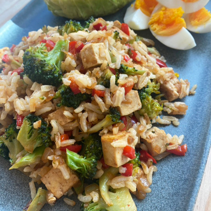 Nasi Goreng de Tofu, Caju e Brócolos.