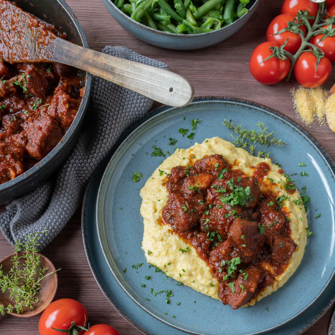 Ragú de Vaca com Puré de Batata e Legumes Salteados